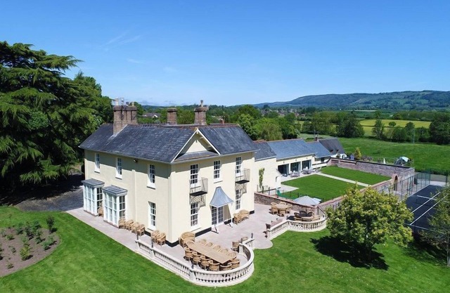 Large holiday house, 10 en-suite rooms, indoor pool, tennis court, hot tub and cinema room
