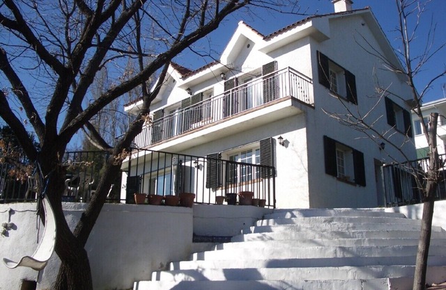 Large house with garden and pool near Madrid. 10 minute walk to village centre.