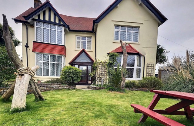 Large House in an Ideal Location for Families. 5 min to the Beach
