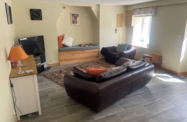 Large house over 3 floors in quiet village setting close to canal & country walk