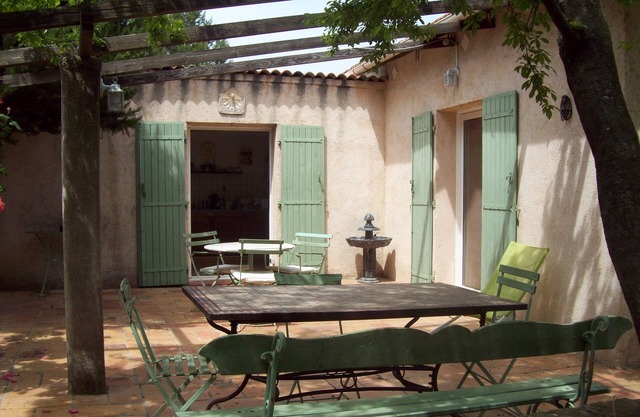 Large house with garden in a quiet prox. Aix en Provence and the sea
