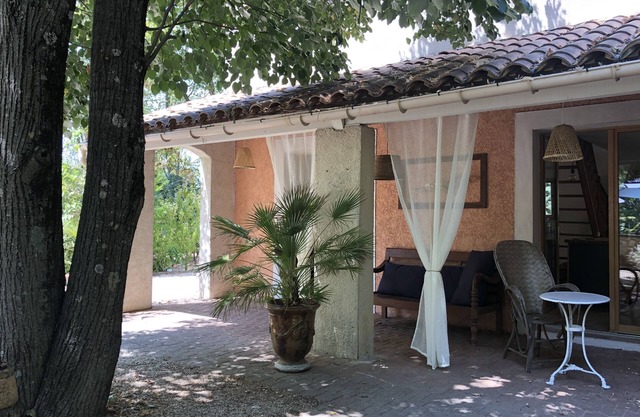 Large house, with swimming pool, ideal for 2 or 3 families.