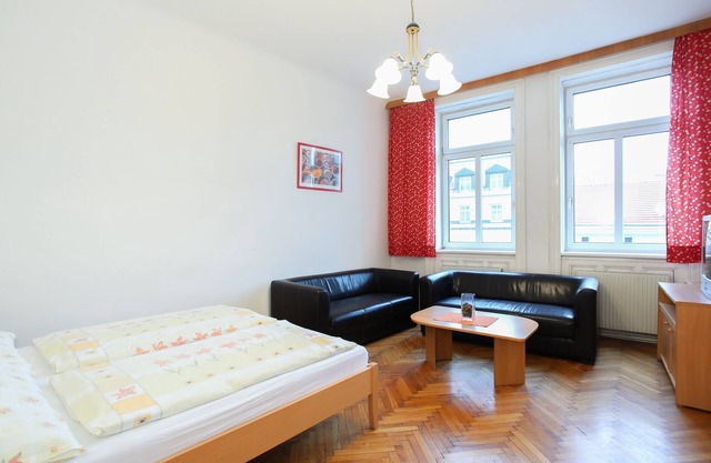 Large, inexpensive 3 room apartment near subway station