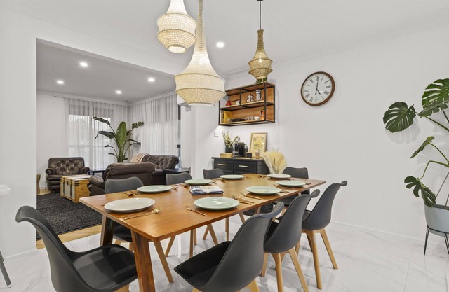 Large luxurious home - 5min to Airport, 16min to City