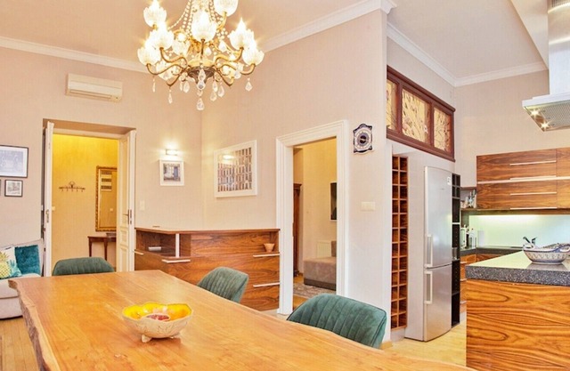 Large Luxury Apartment Near Castle And Main Square - Jacuzzi and Sauna Flat