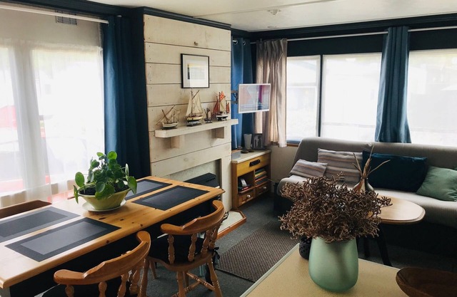Large Mobil-Home Pleasant and well equipped. In wooded setting.