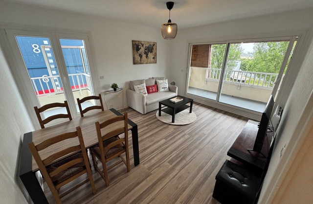 Large modern F3 - near port