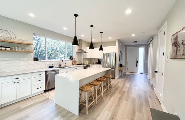 Large/Multi-Family- BRAND NEW Beautiful Beach House-HOT TUB-4 blocks from beach!