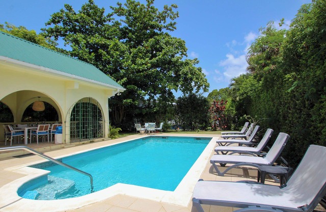 Large pool, gardens and close to beach - Aqua Bliss