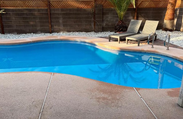 Large Pool & Patio Cozy Single Story Family House