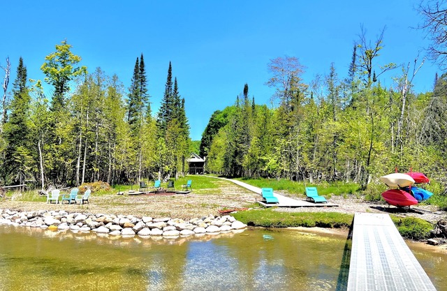Large Private Lakefront Home w/HOT TUB. SWIM/BOAT/SKI/RELAX! Open year-round!