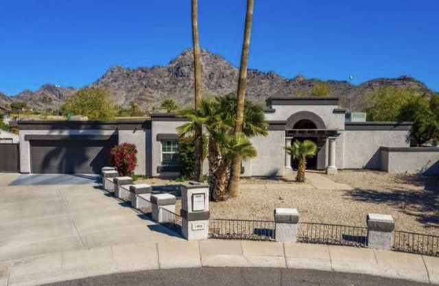 Large Private luxury Oasis! Perfectly located near all the action, & AZ sights!