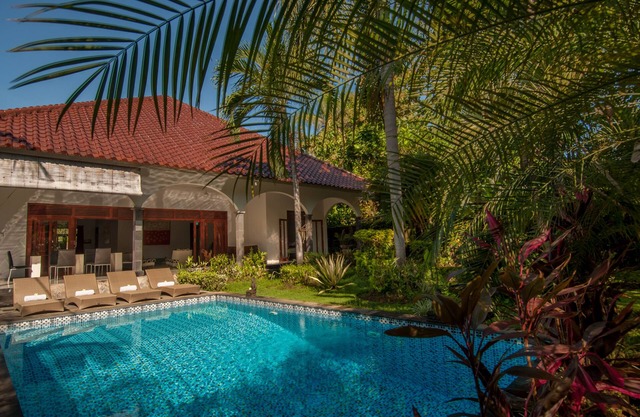 Large private villa with nice swimming pool in tropical garden
