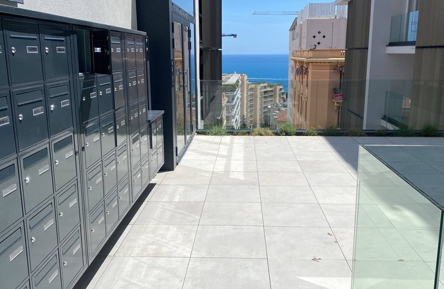 Large room with 4 beds, fitted kitchen, bathroom, terrace, 5mn MC