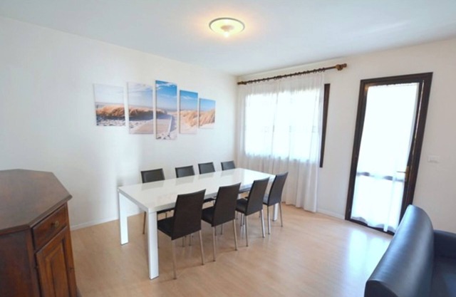 Large row house with private fenced garden for 10 guests in Lignano Pineta