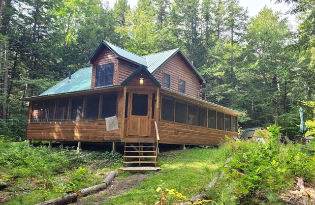 Large Secluded Cabin on the Lake - NOW SLEEPS 10