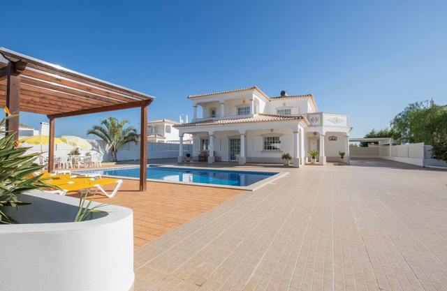 Large Spacious 4 Bed Villa With Private Pools, Air Conditioning And Sea Views