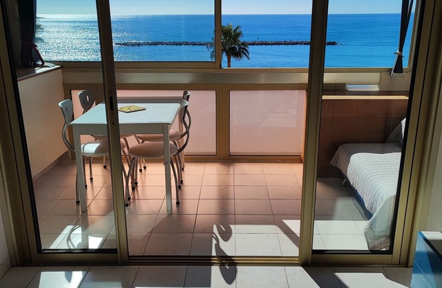 Large studio by the sea direct access to the beach