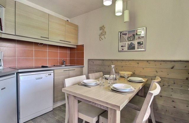 Large studio cabin near slopes, balcony, mountain view