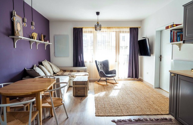 Large stylish 2-bedroom apt, 2min walk to ski path, 7-8min to gondola