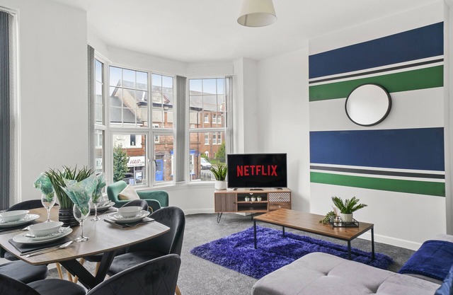 Large Stylish Duplex in Central Leciester
