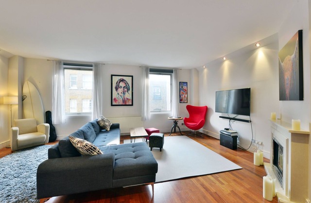 Large, sunny, modern flat near Piccadilly Circus