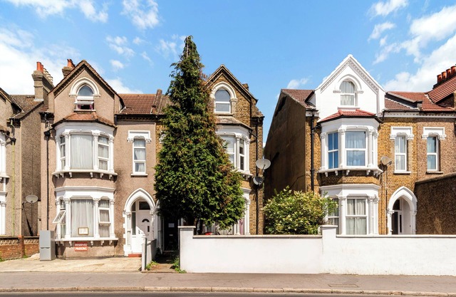 Large Thornton Heath Studio minutes from the station!