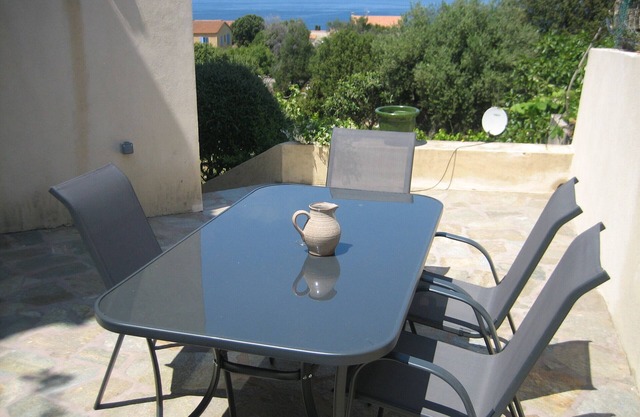 Large three-room apartment with calm, fresh sea view