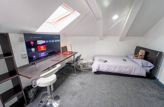 Large top floor studio!