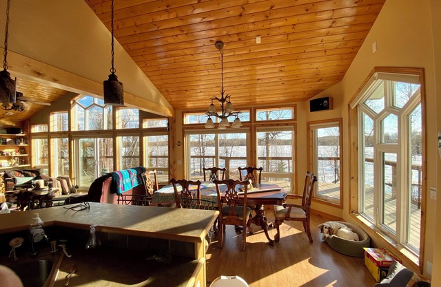 Large Upscale Lakefront Home- midway between Anchorage & Denali National Park