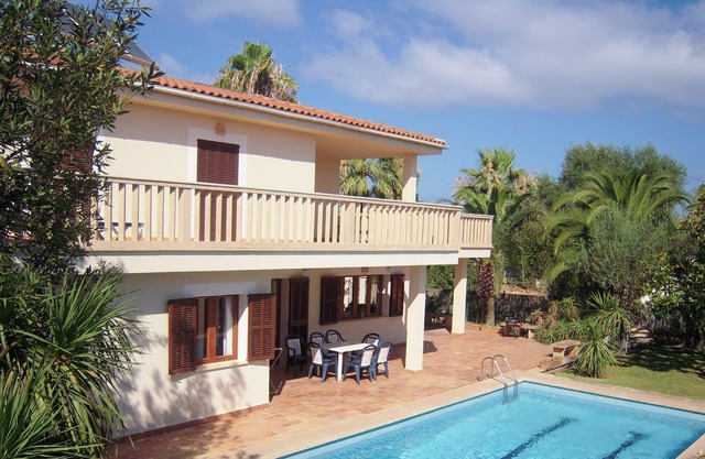 Large villa 150 beach 400sqm, pool, 6 bedrooms, 4 bathrooms, 1WC, WIFI
