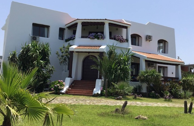 Large villa by the sea with large pool