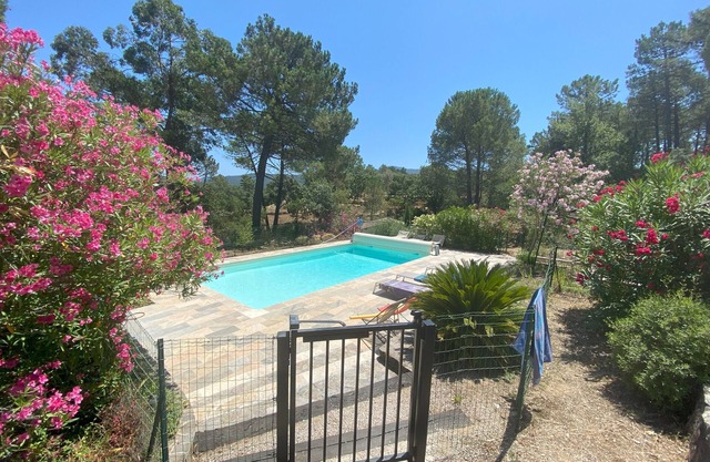 Large villa in the hills for 6 to 10 people
