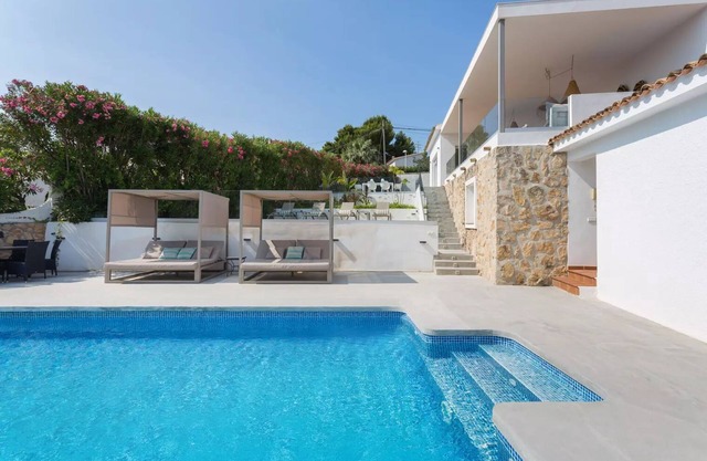 Large villa with pool, walking distance to the old town.