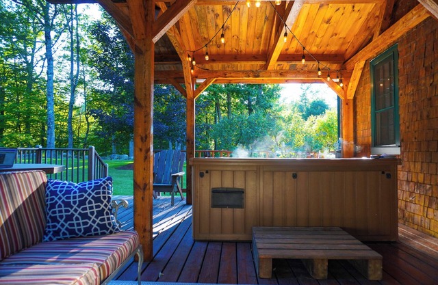 Large Well Equipped Pet Friendly Home with Hot Tub | Bank of NH Pavilion 19 mins | Iconic Fall Foliage central location | Air Conditioning | Walk to Squam Lake Beach | Main Level Bedroom and Bathroom