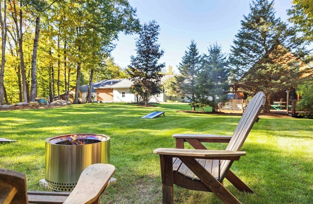 Large Well Equipped Pet Friendly Home with Hot Tub | Bank of NH Pavilion 19 mins | Iconic Fall Foliage central location | Air Conditioning | Walk to Squam Lake Beach | Main Level Bedroom and Bathroom