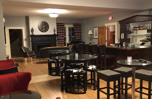 Largest Colonial Revival Mansion less than 15 minutes to Woodstock