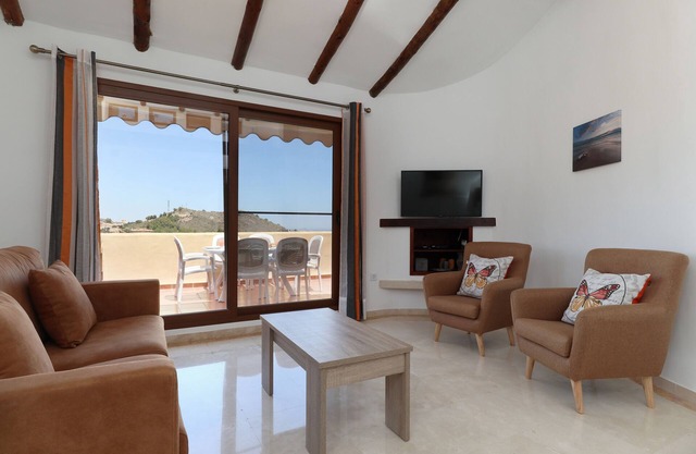 Las Palmeras - 3 Bed, 3 Bath, fiber optic internet, rooftop solarium, spacious