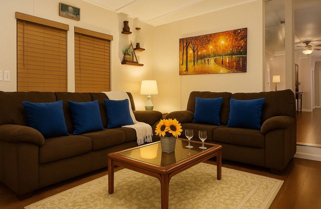 Las Puertas Amarilla! w/office 152mbps wifi. Pet Friendly & near city park!