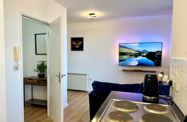 Last Min! Private Smart Tv Kitchen Parking KingBed