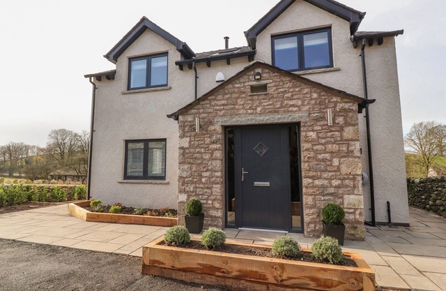 LAUNDRY COTTAGE, pet friendly, luxury holiday cottage in Milnthorpe