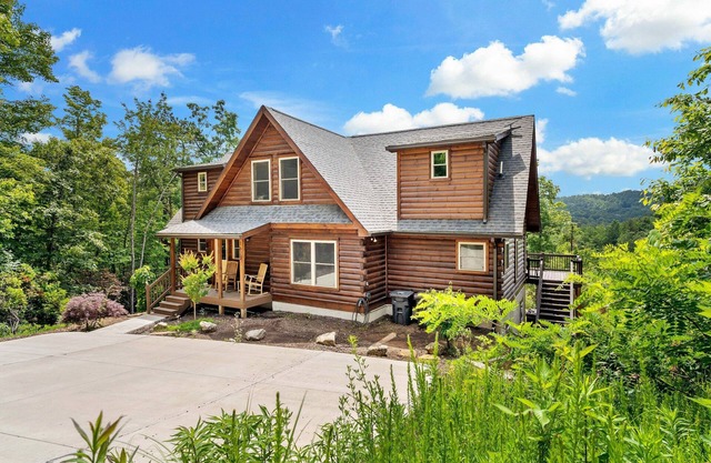 Laurel Creek Falls | Pet-Friendly Log Cabin with Hot Tub, Fire Pit & Views!