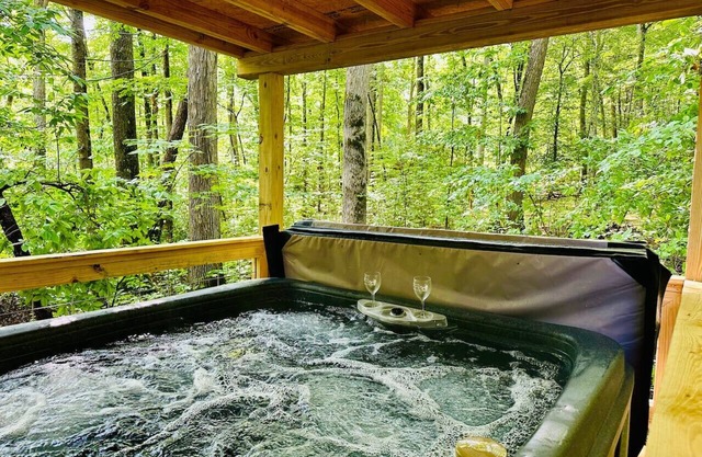 Laurelwood Luxury Cabin Hot Tub
