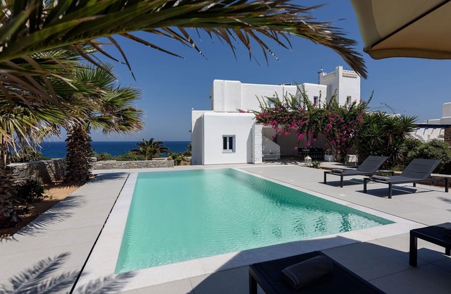 Laurier Blanc, Cycladic style house, on the seaside with private swimming pool.