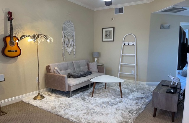 Lavish 2bed apt w/great location/GYM/fully stocked