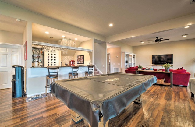 Lavish Lakefront House w/Pool Table & Patio!