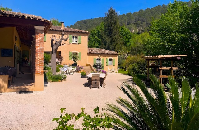 'Le Bastidon des Oliviers' with shared pool, Wi-Fi and air conditioning