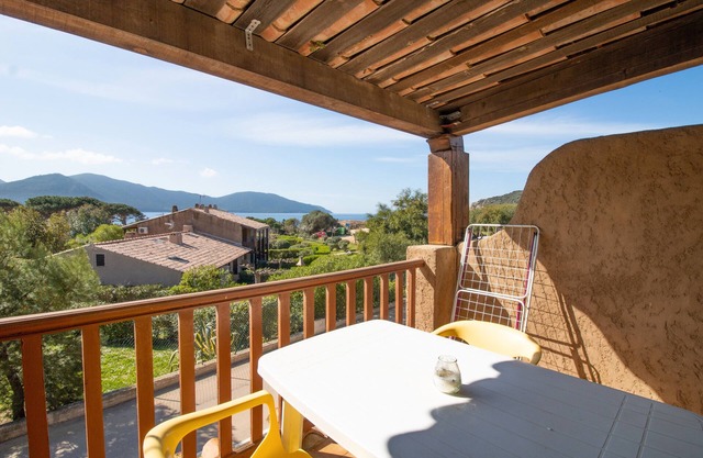 Le Capraia 80m from the Beach – Sea and Mountain View, Private Terrace, Air Conditioning and Wi-Fi