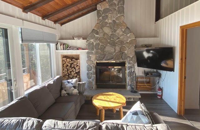 LE HUARD - Lakefront chalet, fully equipped, comfortable, private beach & dock