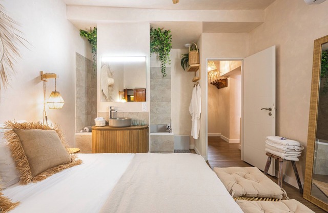 Le Jardin Secret - Bali Suite with whirlpool, very large TV, air conditioning and wifi